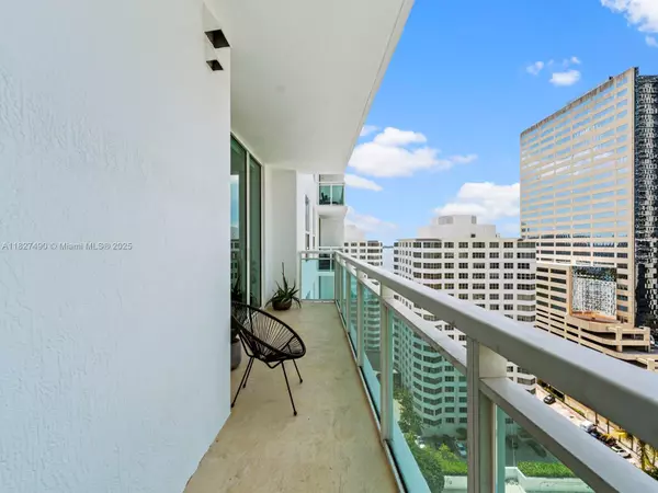 Miami, FL 33131,950 Brickell Bay Dr #1807