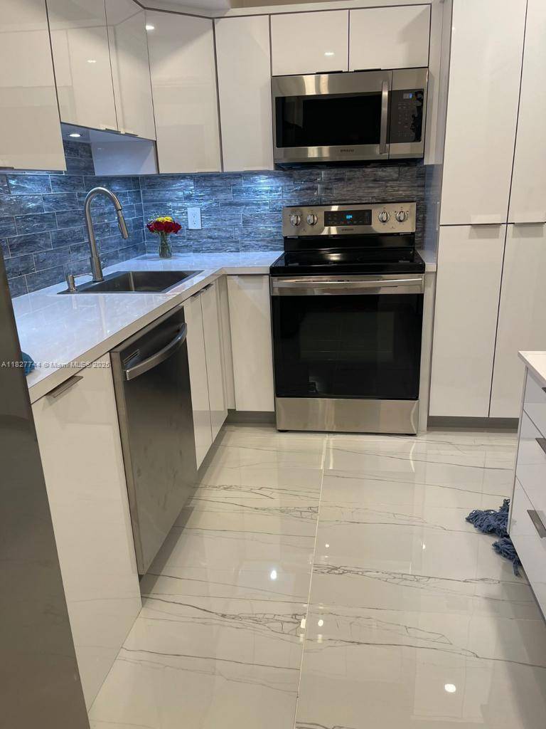 2800 N Palm Aire Dr #302, Pompano Beach, FL 33069
