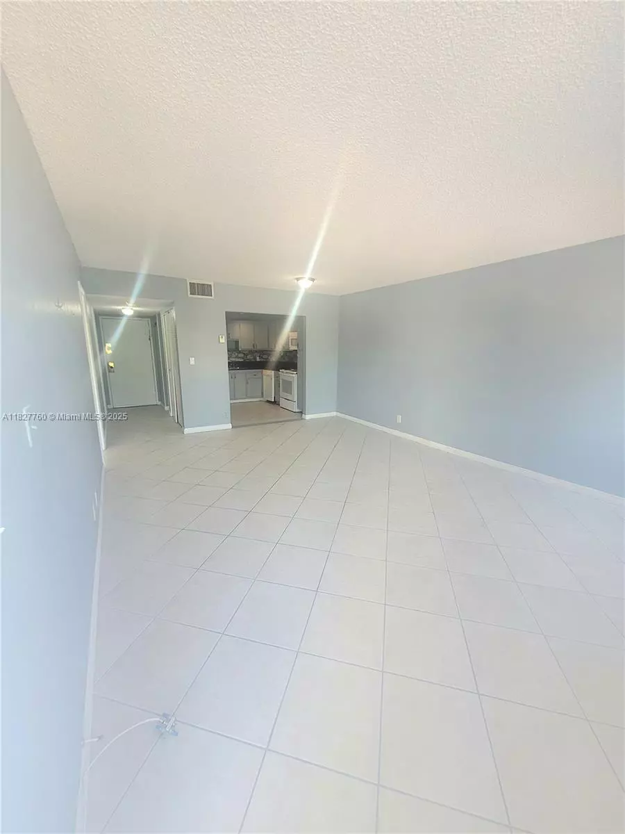 North Miami Beach, FL 33162,2025 NE 164th St #202