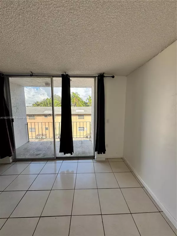 North Miami, FL 33161,12105 NE 6th Ave #304