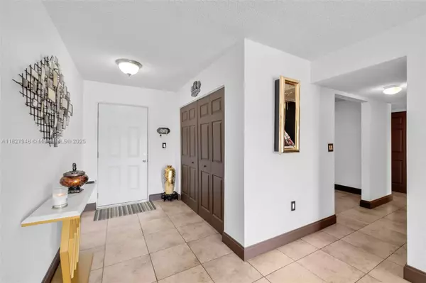 Miami, FL 33172,9357 Fontainebleau Blvd #207D