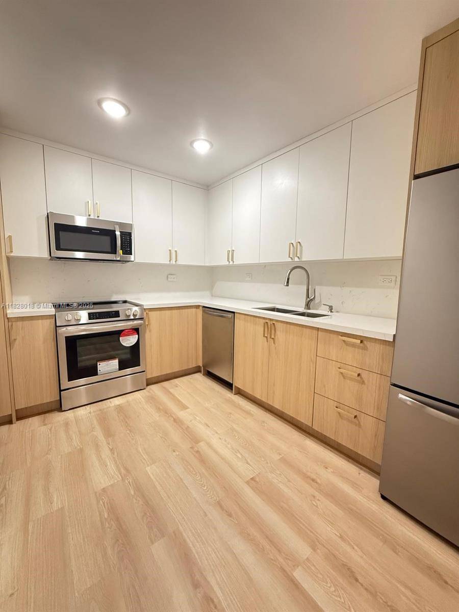 Miami Beach, FL 33140,6039 Collins Ave #1212