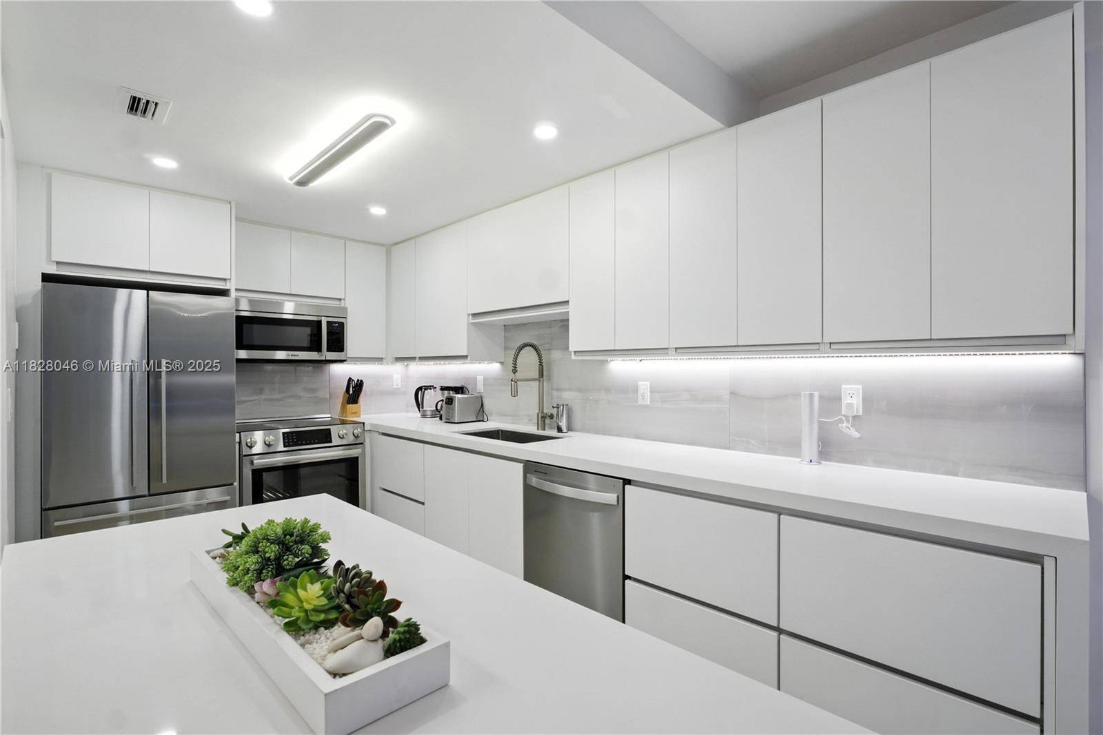 Miami Beach, FL 33139,2301 Collins Ave #318