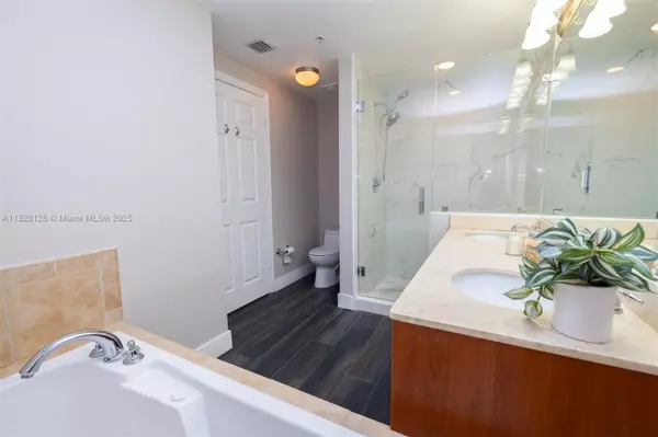 Coral Gables, FL 33134,888 S Douglas Rd #PH07