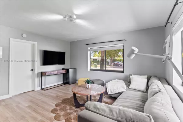 Hallandale Beach, FL 33009,715 NE 6th St #1