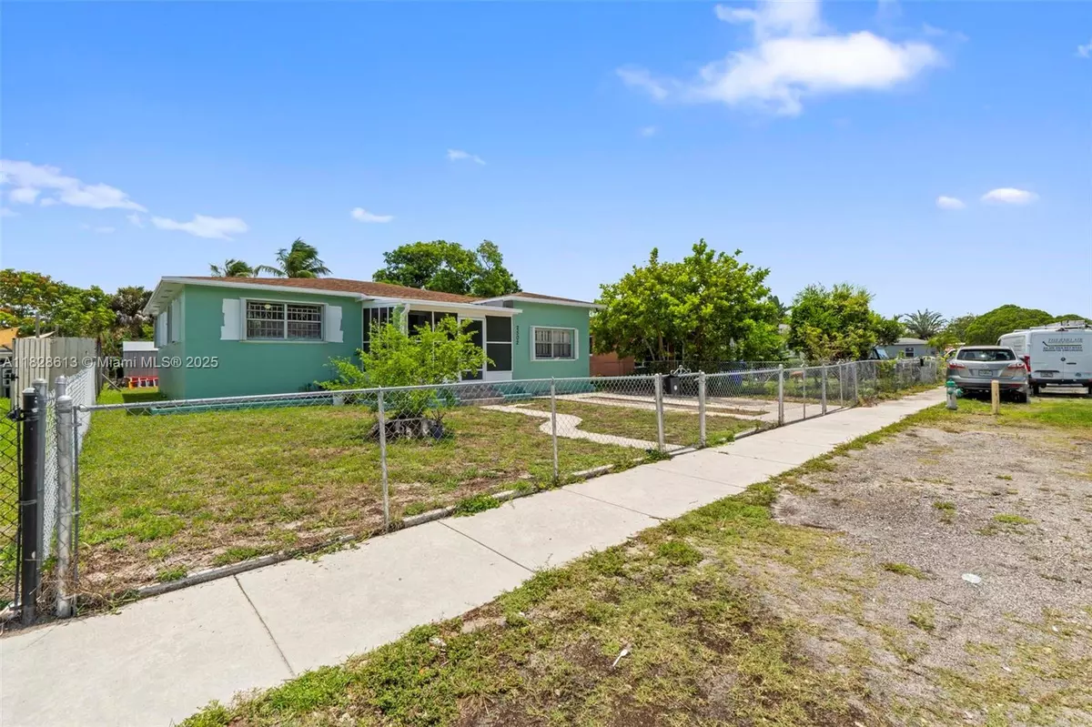 Hollywood, FL 33020,2502 Funston St