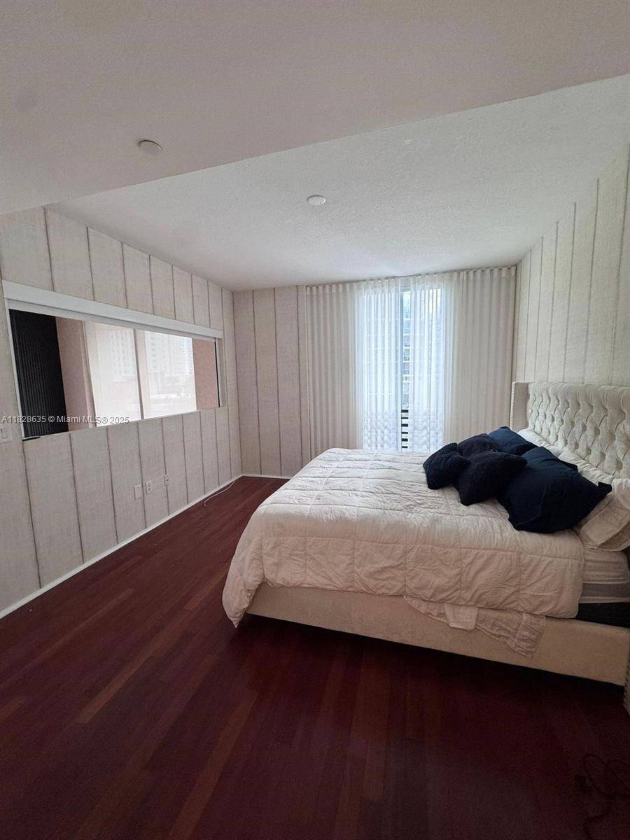 Miami, FL 33131,1050 Brickell Ave #422