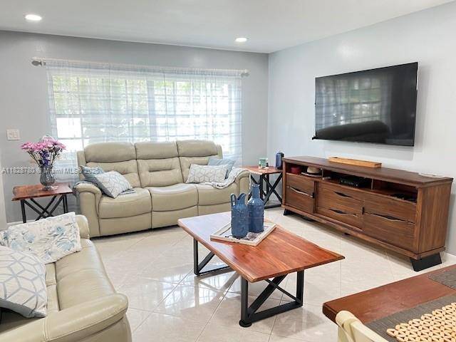 Pembroke Pines, FL 33026,905 NW 107th Ave