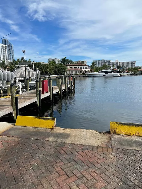 Sunny Isles Beach, FL 33160,400 Sunny Isles Blvd Dd 211