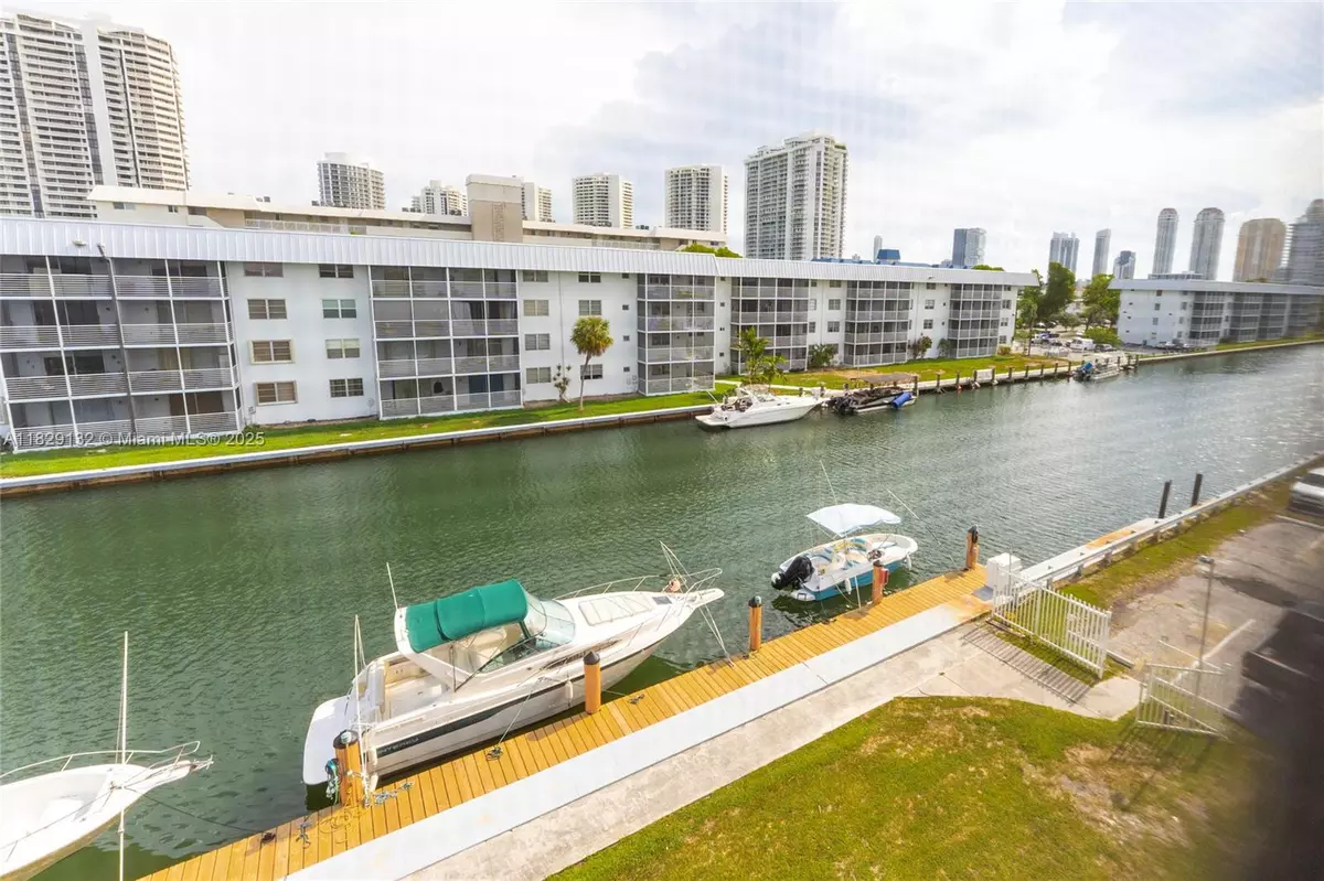 North Miami Beach, FL 33160,3551 NE 169th St #411