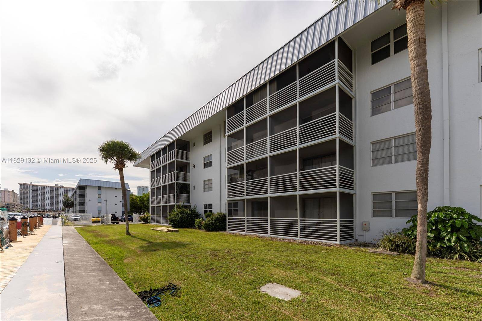 North Miami Beach, FL 33160,3551 NE 169th St #411