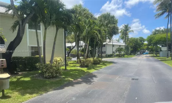 Miami, FL 33179,907 NE 199th St #106