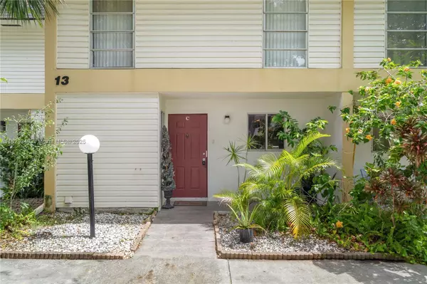 Hollywood, FL 33021,3321 Simms St #13C