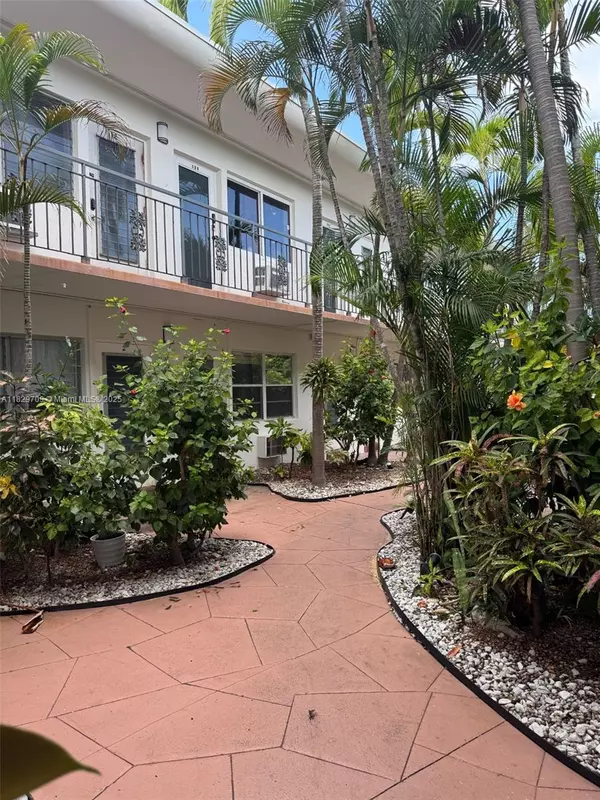 Miami Beach, FL 33141,8040 Tatum Waterway Dr #3