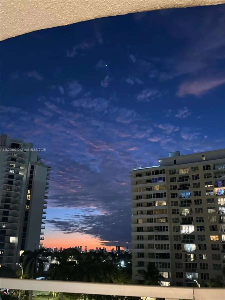 Miami Beach, FL 33140,5555 Collins Ave #6Z