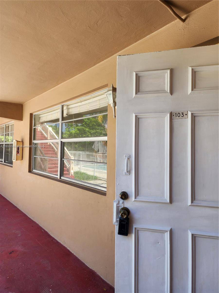 Pompano Beach, FL 33060,241 SE 9th Ave #103