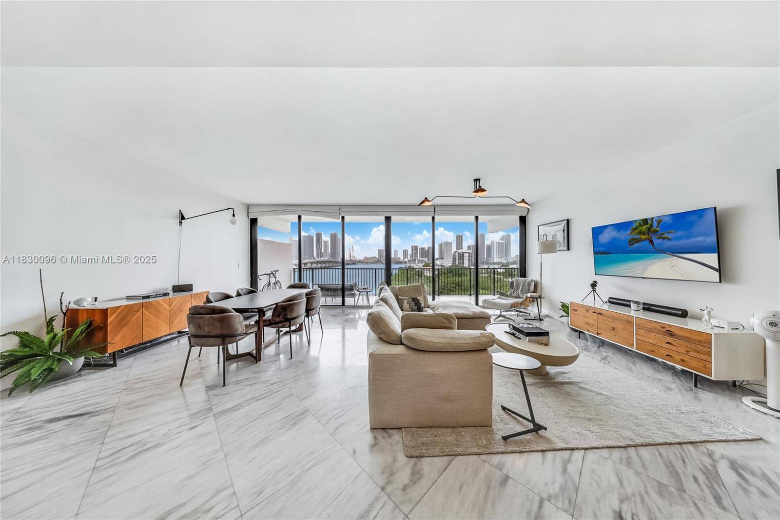 Miami, FL 33139,1000 Venetian Way #708