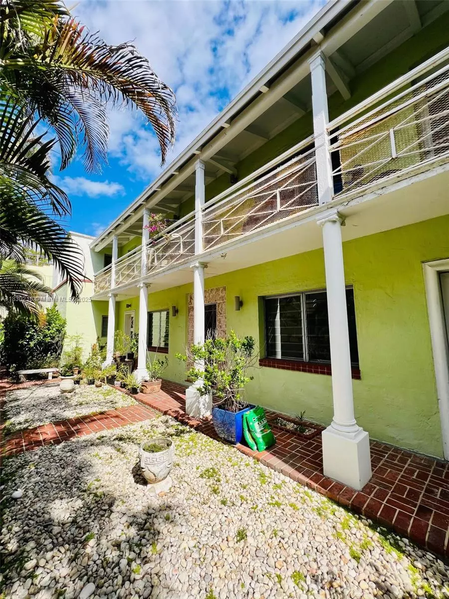Miami Beach, FL 33139,2830 Pine Tree Dr #6
