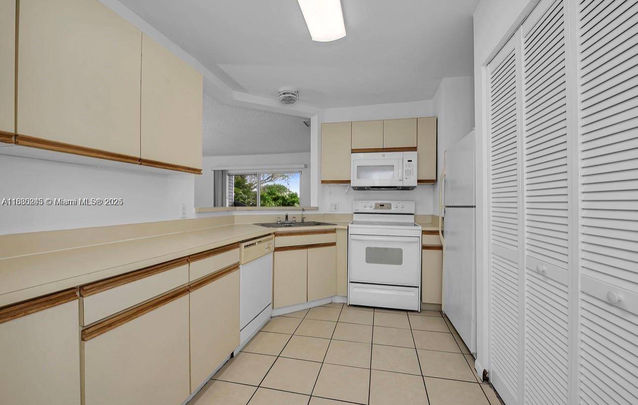 Oakland Park, FL 33309,3453 NW 44th St #104
