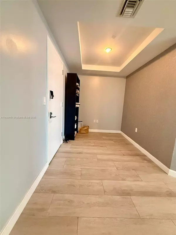 Miami, FL 33130,45 SW 9th St #1906