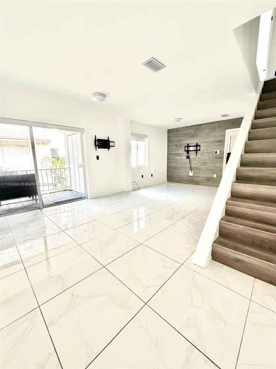 Hialeah, FL 33012,1590 W 46th St #233