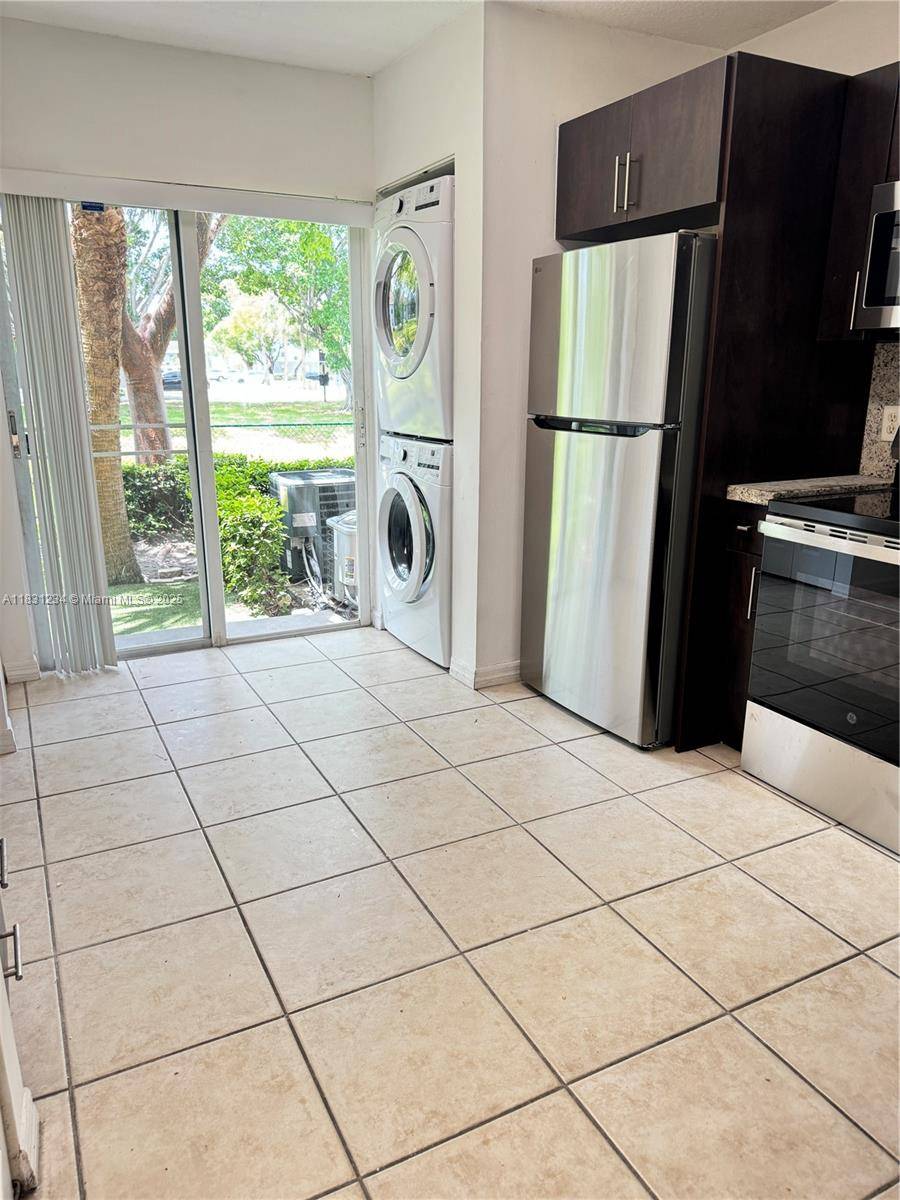 Pembroke Pines, FL 33024,7900 NW 6th St #102