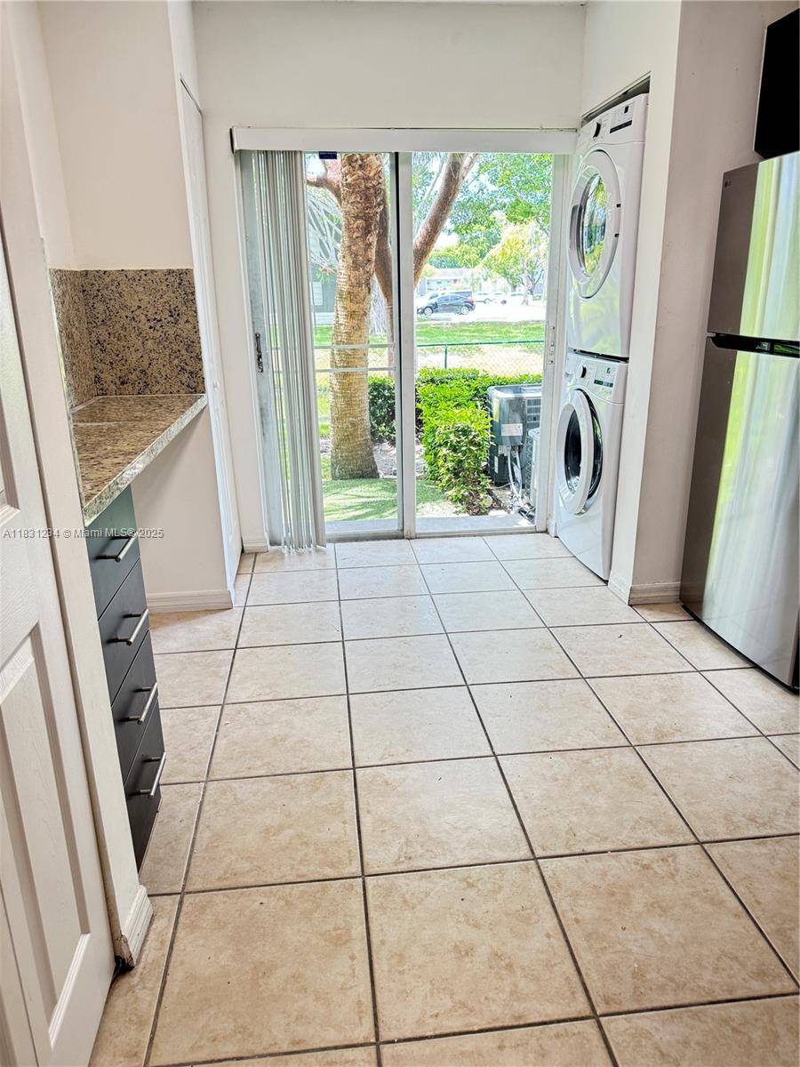 Pembroke Pines, FL 33024,7900 NW 6th St #102