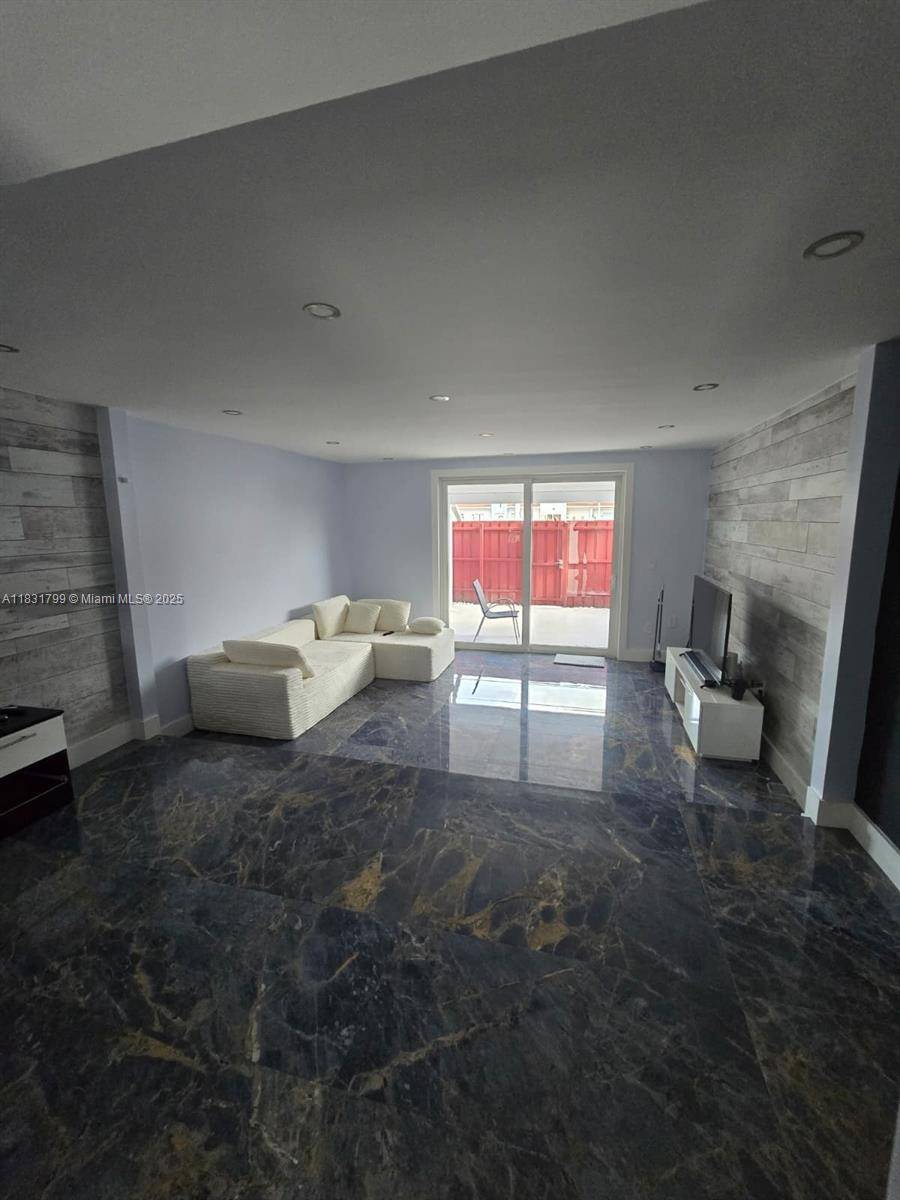 Miami, FL 33172,606 NW 107th Ave #11B