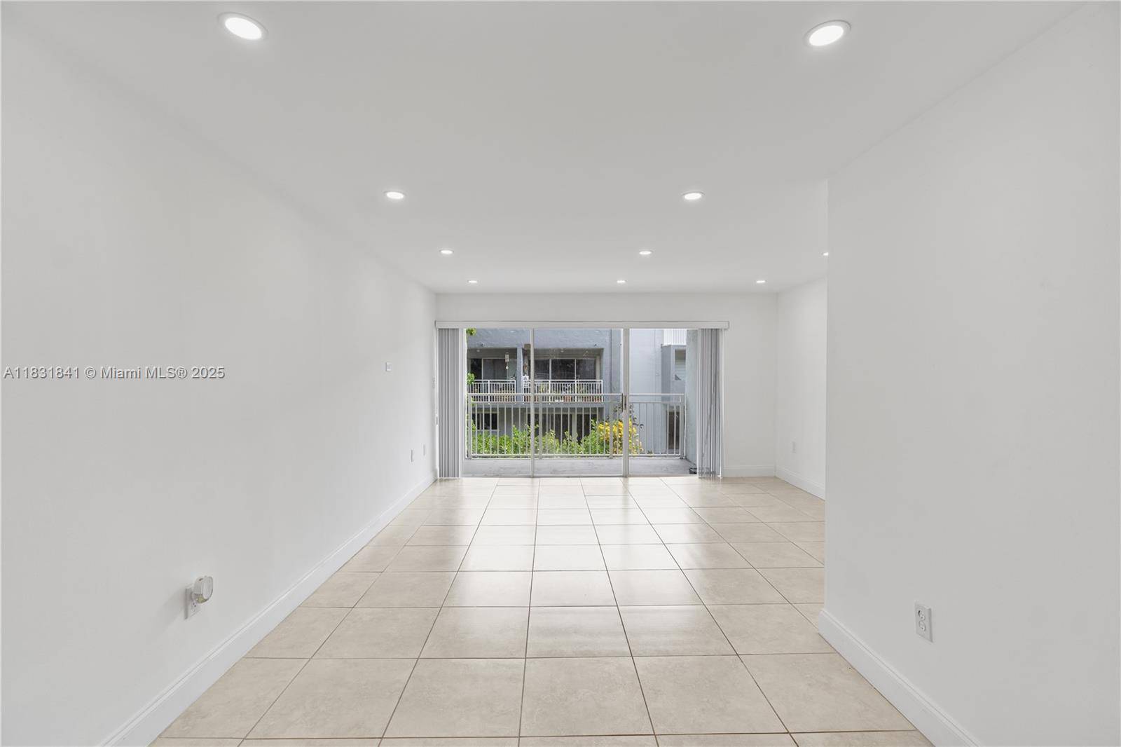 Miami, FL 33172,9373 Fontainebleau Blvd #K206