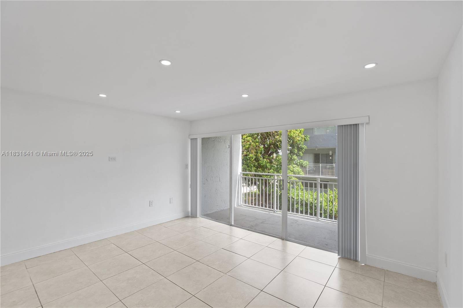 Miami, FL 33172,9373 Fontainebleau Blvd #K206