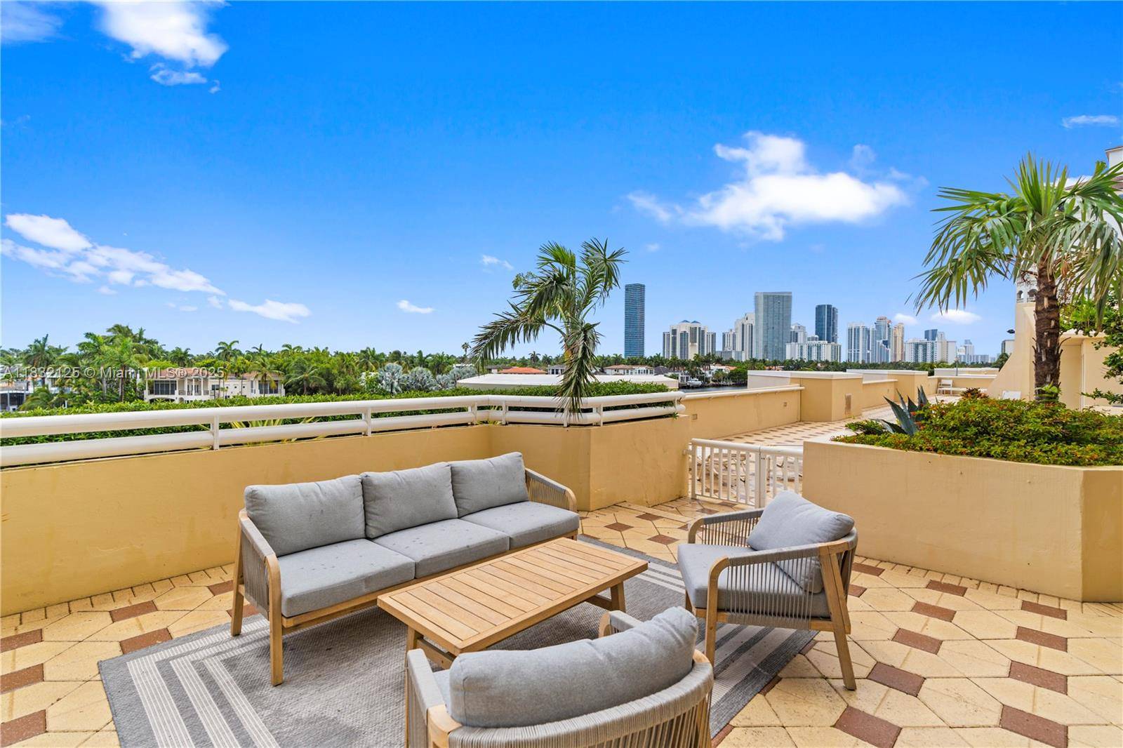 Aventura, FL 33180,20191 E Country Club Dr #407
