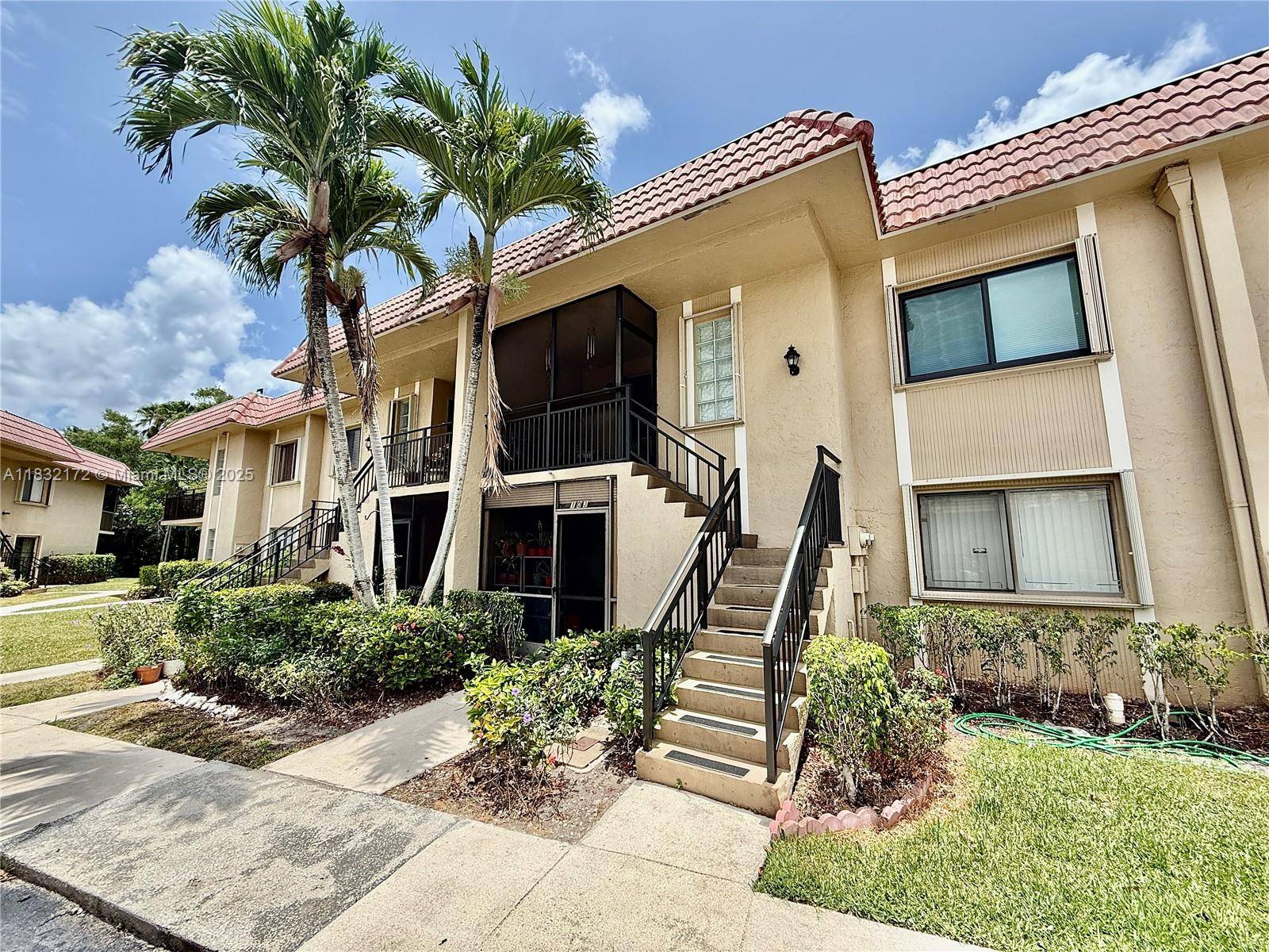 318 Lakeview Dr #203, Weston, FL 33326