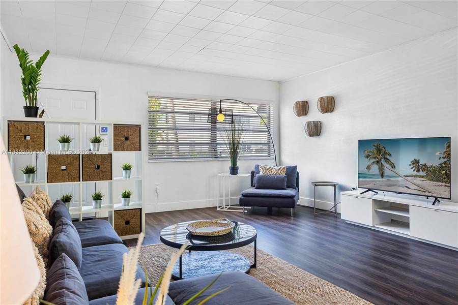 1150 8th St #3, Miami Beach, FL 33139