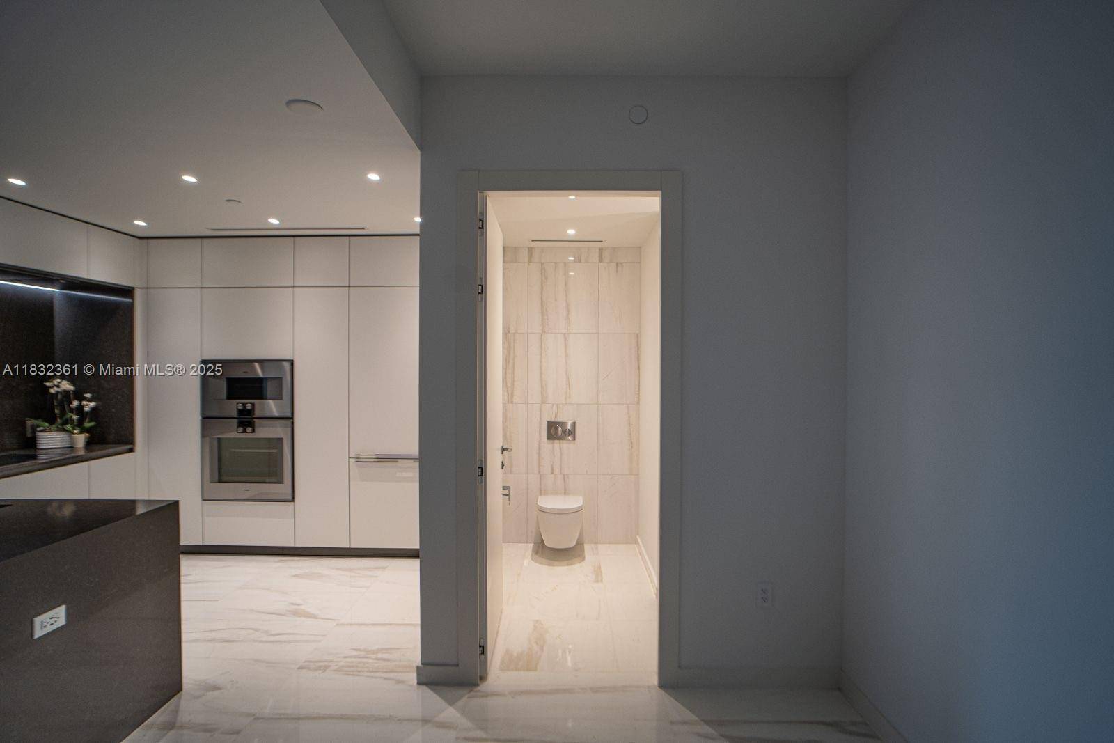Miami, FL 33131,300 Biscayne Blvd Way #3009