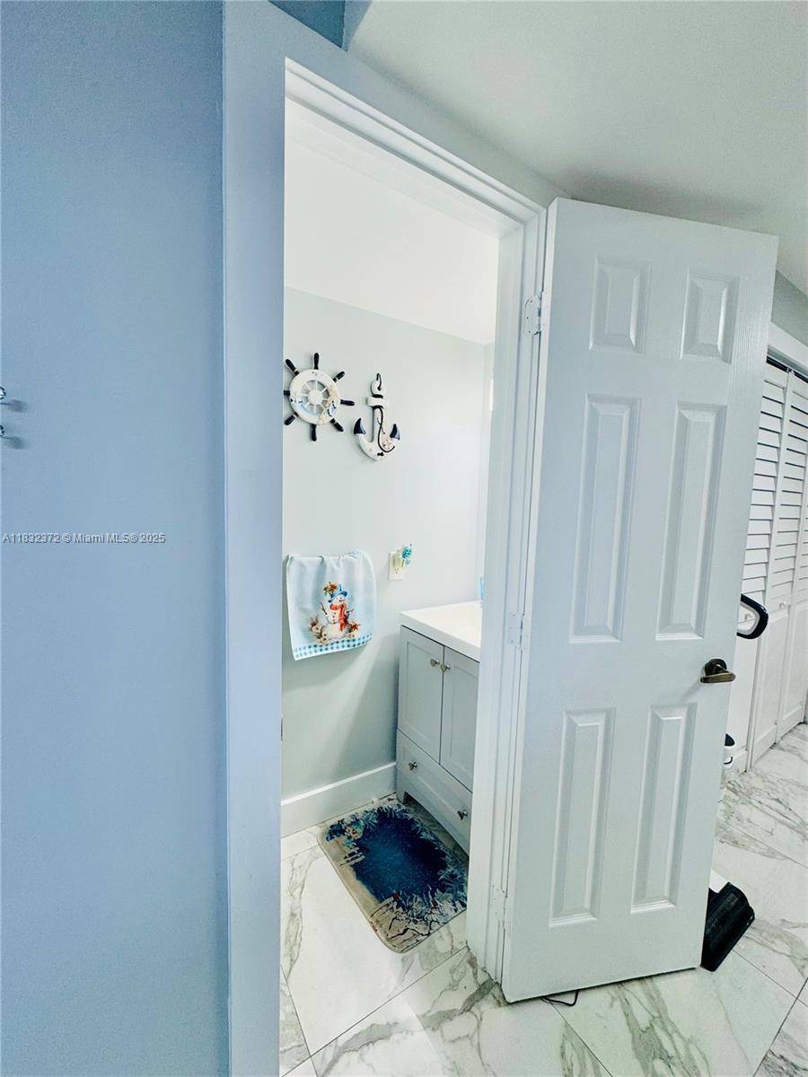 Hialeah, FL 33012,5072 W 12th Ln #D-14