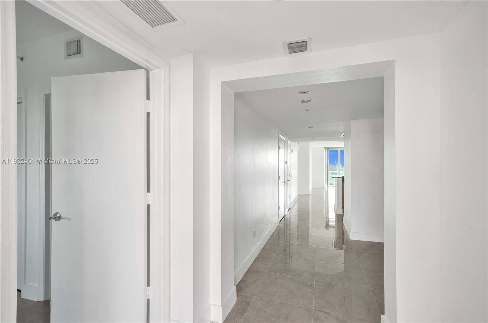 North Miami, FL 33181,14951 Royal Oaks Ln #806