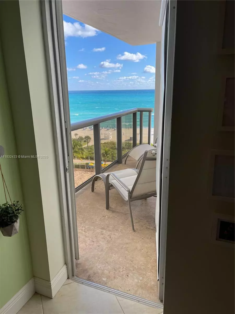 Miami Beach, FL 33140,6039 Collins Ave #823