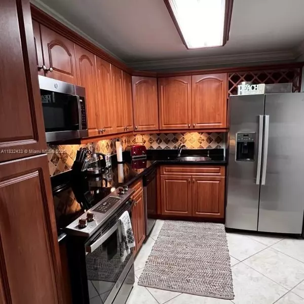 Miami Beach, FL 33140,6039 Collins Ave #823
