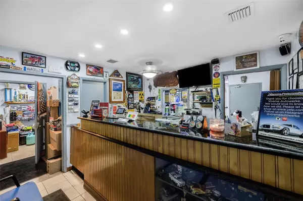 Kendall, FL 33186,Mechanic Shop For Sale Near Tamiami Airport