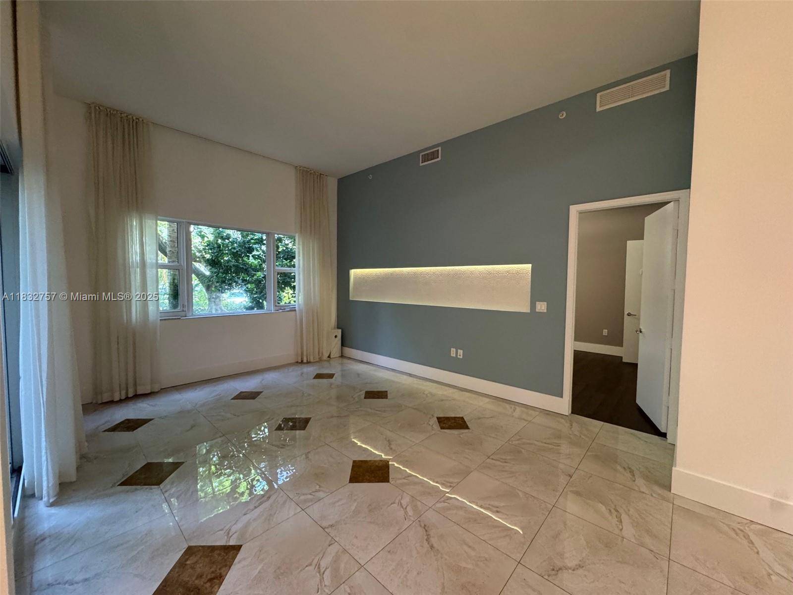 Aventura, FL 33180,20000 E Country Club Dr #104