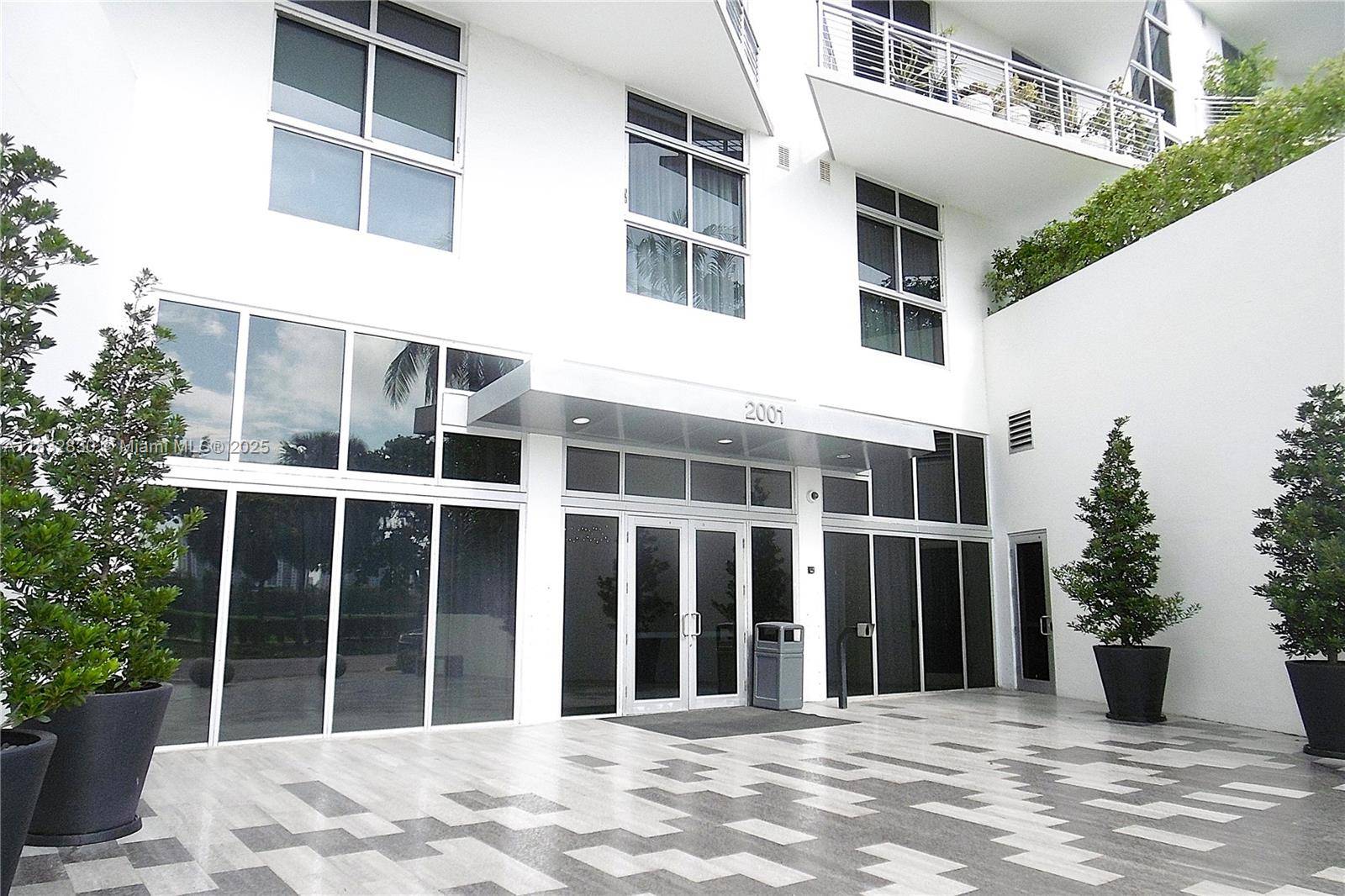 Miami Beach, FL 33139,2001 Meridian Ave #525 +DEN
