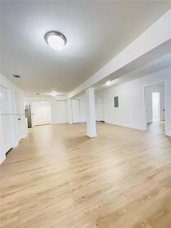 Miami, FL 33162,465 NE 165th St