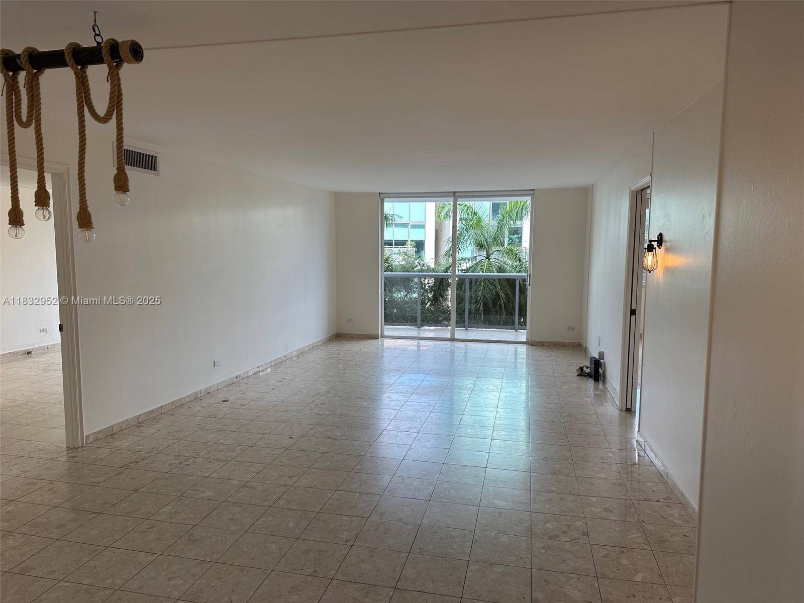 Miami Beach, FL 33140,6039 Collins Ave #529