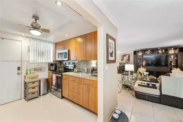 North Miami, FL 33181,11960 NE 19th Dr #17