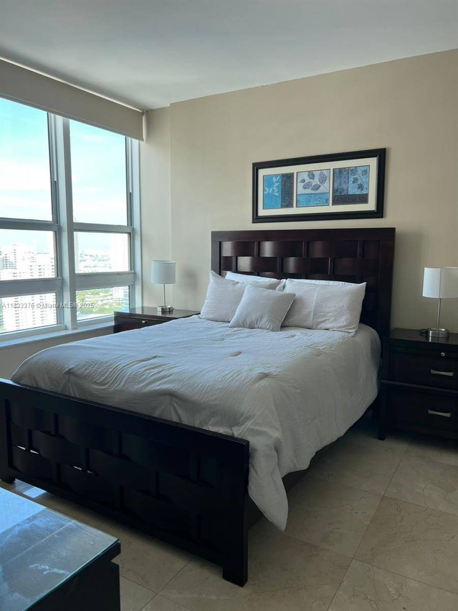 Miami, FL 33131,950 Brickell Bay Dr #3006