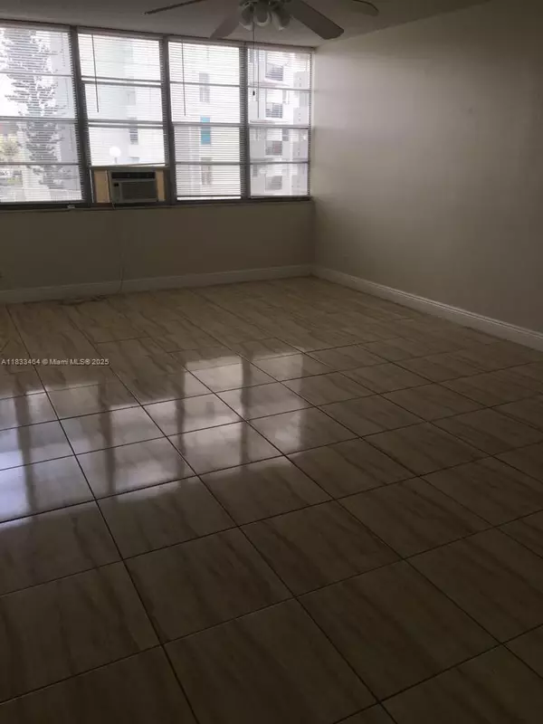 North Miami Beach, FL 33162,2025 NE 164th St #205