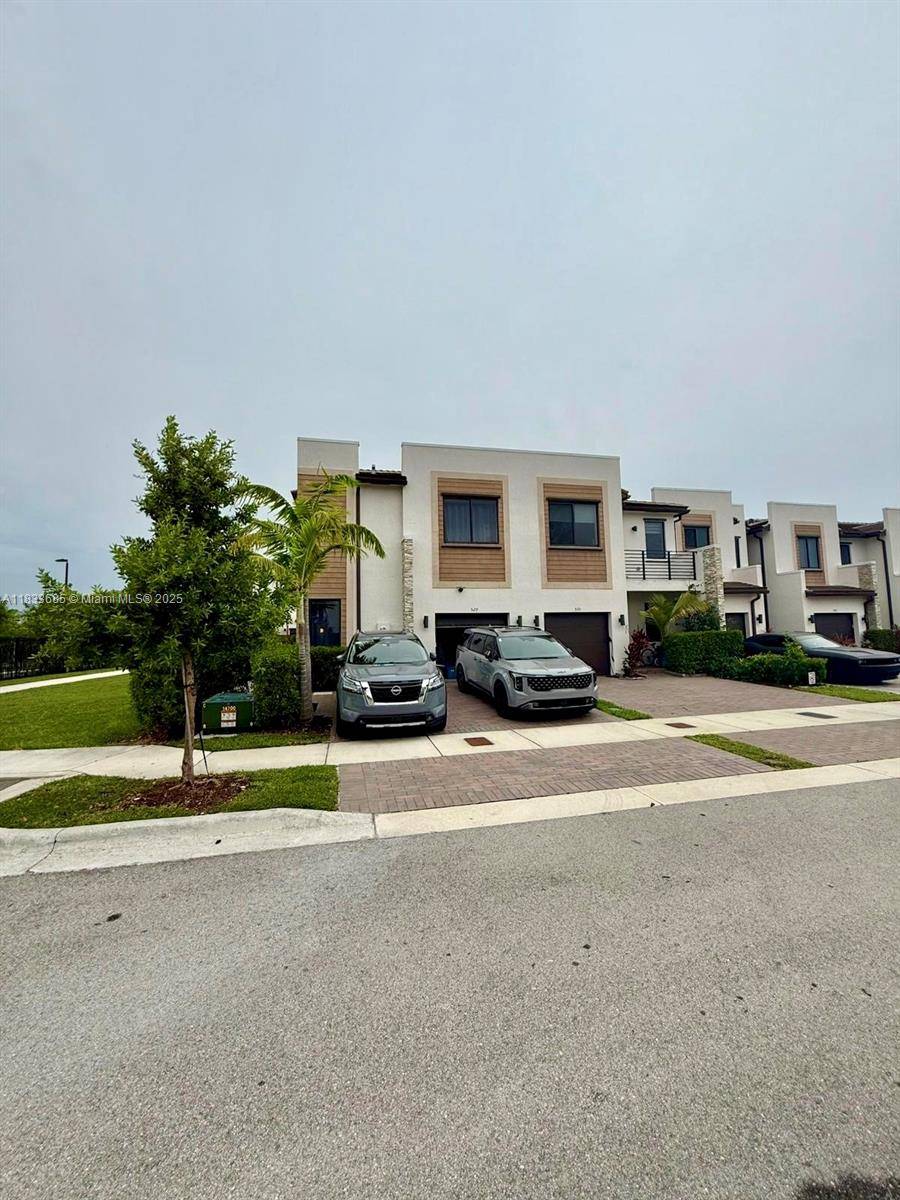 Miami, FL 33179,529 NE 206th Ln #529