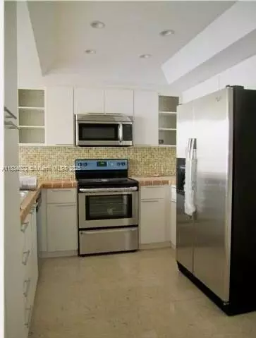 Miami, FL 33131,520 Brickell Key Dr #A1519