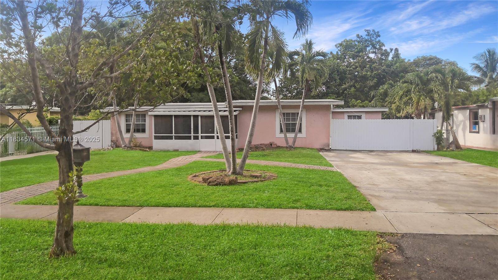 North Miami, FL 33161,841 NE 139th St