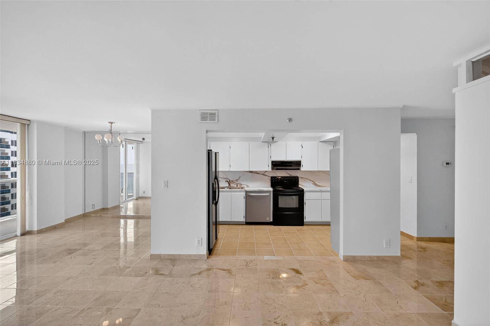 Miami Beach, FL 33140,2401 Collins Ave #1703